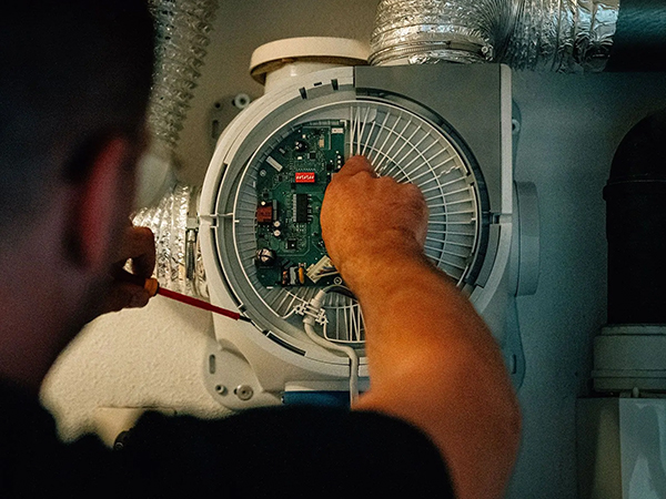 Mechanische ventilatie unit op zolder